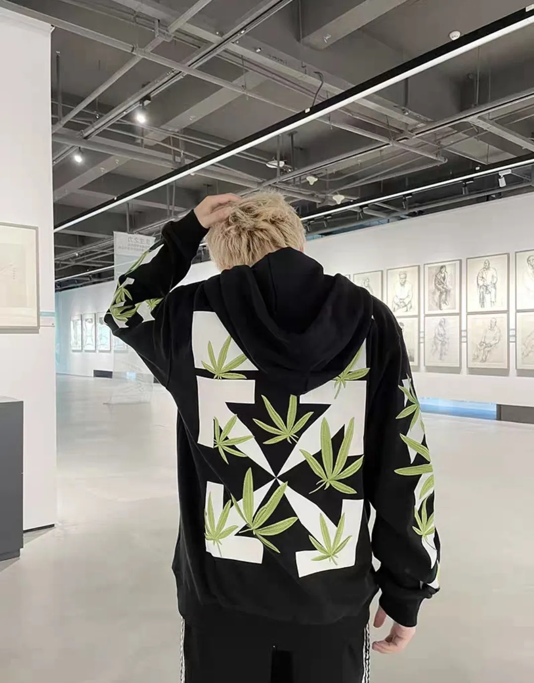 ♻️💯Refer to the model picture for the upper body❤️[New style] 22SS top version OFFWHITE OW lucky leaf embroidery print men and women couples the same trendy pure cotton loose autumn and winter hooded sweatshirt. This year's environmentally friendly series is indeed a bit interesting, all centered around plants. The combination of lucky leaves and arrows has a slightly fresh and artistic style. The front panel printing uses Tajima embroidery printing and superimposed embroidery technology, with a yellow background, a second layer of blue, and the last layer is purple OFF. The embroidery is raised and has a tactile feel. The arrows on the back are made using imported glue technology and then put on the embroidery machine. The printing is realistic and full. Ye Jing's expression is very obvious. Customized three-label auxiliary materials to perfectly restore ZP.  Color: black and white Size: XS-L P:430